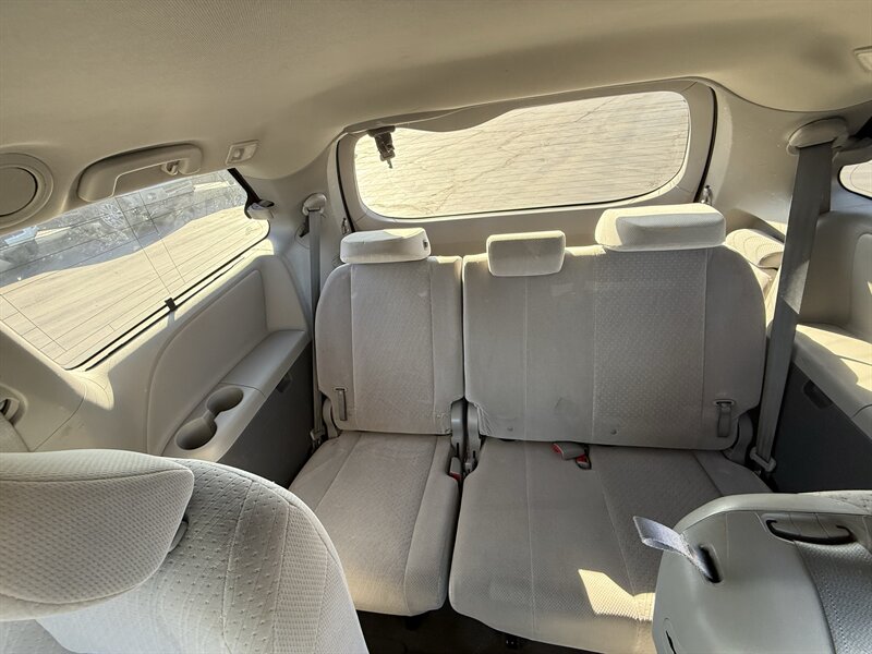 2015 Toyota Sienna LE 7-Passenger Auto Access Seat - Photo 13 - Cahokia, IL 62206