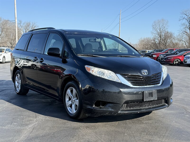 2015 Toyota Sienna LE 7-Passenger Auto Access Seat - Photo 4 - Cahokia, IL 62206