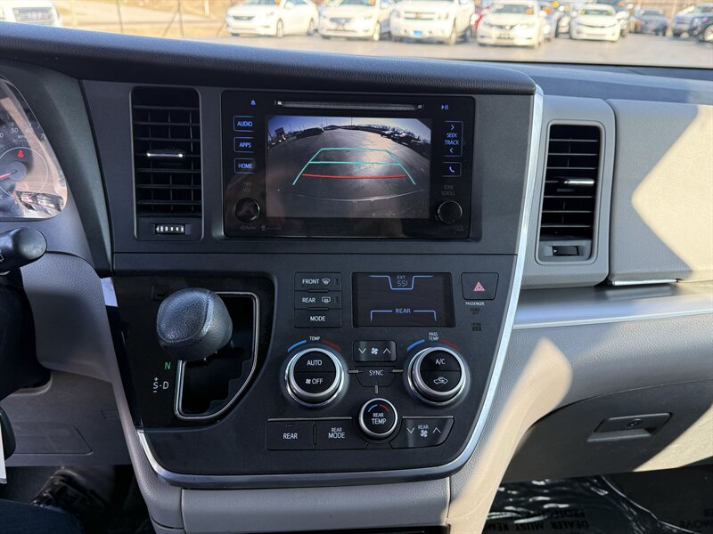 2015 Toyota Sienna LE 7-Passenger Auto Access Seat - Photo 17 - Cahokia, IL 62206
