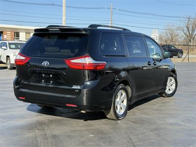 2015 Toyota Sienna LE 7-Passenger Auto Access Seat - Photo 8 - Cahokia, IL 62206