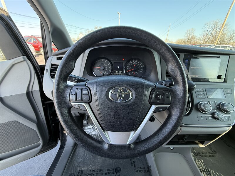 2015 Toyota Sienna LE 7-Passenger Auto Access Seat - Photo 14 - Cahokia, IL 62206