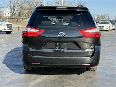 2015 Toyota Sienna LE 7-Passenger Auto Access Seat - Photo 7 - Cahokia, IL 62206