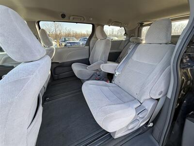 2015 Toyota Sienna LE 7-Passenger Auto Access Seat - Photo 11 - Cahokia, IL 62206