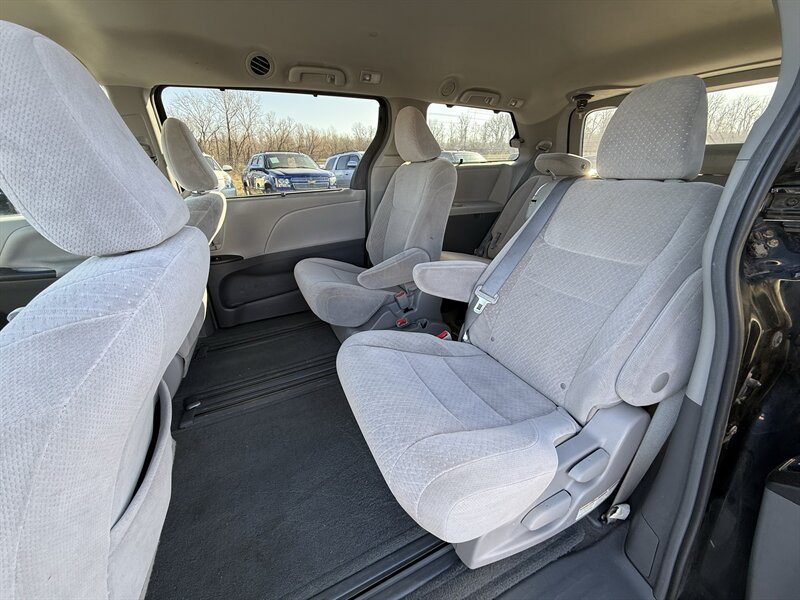 2015 Toyota Sienna LE 7-Passenger Auto Access Seat - Photo 11 - Cahokia, IL 62206