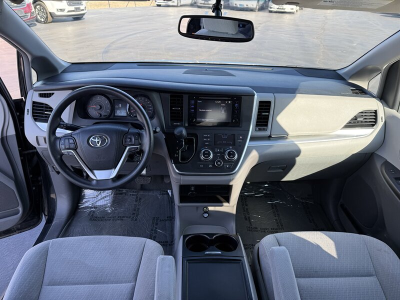 2015 Toyota Sienna LE 7-Passenger Auto Access Seat - Photo 12 - Cahokia, IL 62206