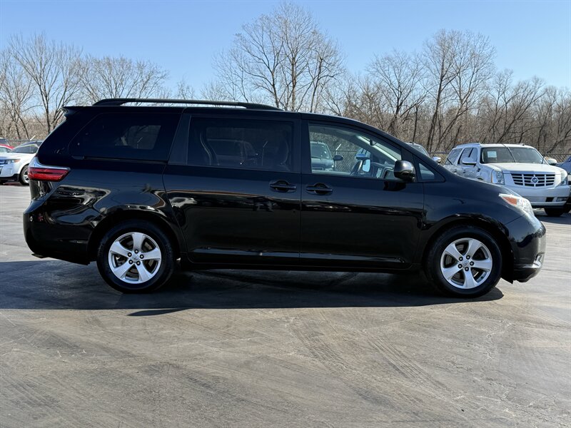 2015 Toyota Sienna LE 7-Passenger Auto Access Seat - Photo 5 - Cahokia, IL 62206