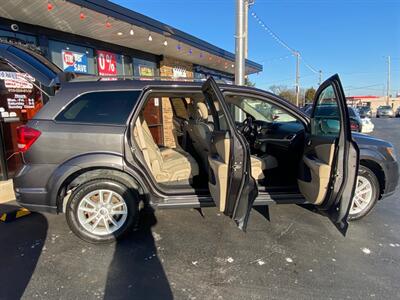 2018 Dodge Journey SXT   - Photo 5 - Belleville, IL 62226