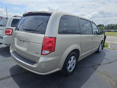 2013 Dodge Grand Caravan SXT   - Photo 5 - Belleville, IL 62223