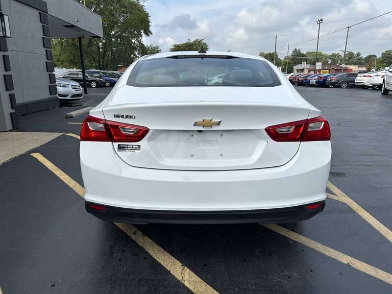 2017 Chevrolet Malibu LS - Photo 7 - Fairview Heights, IL 62208