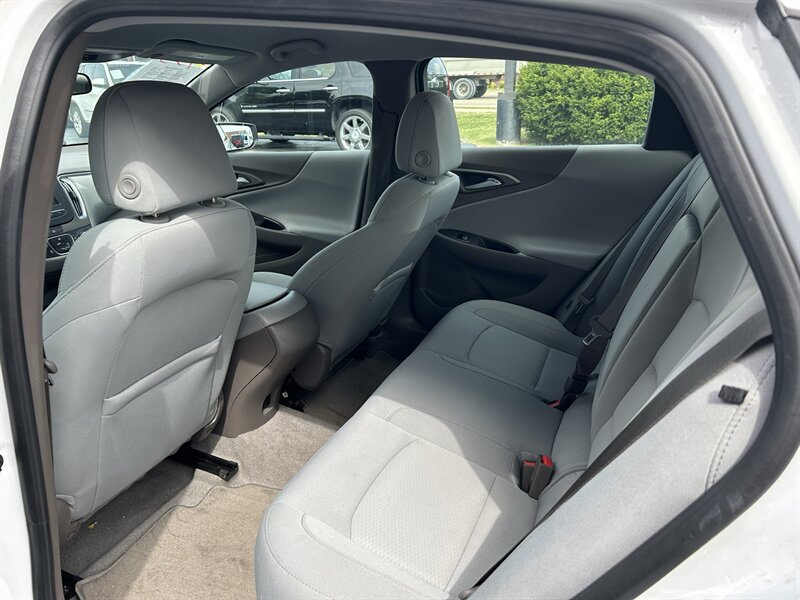 2017 Chevrolet Malibu LS - Photo 9 - Fairview Heights, IL 62208