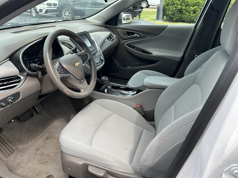 2017 Chevrolet Malibu LS - Photo 8 - Fairview Heights, IL 62208