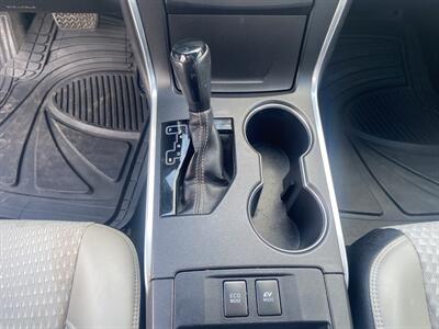 2015 Toyota Camry Hybrid LE   - Photo 14 - Cahokia, IL 62206