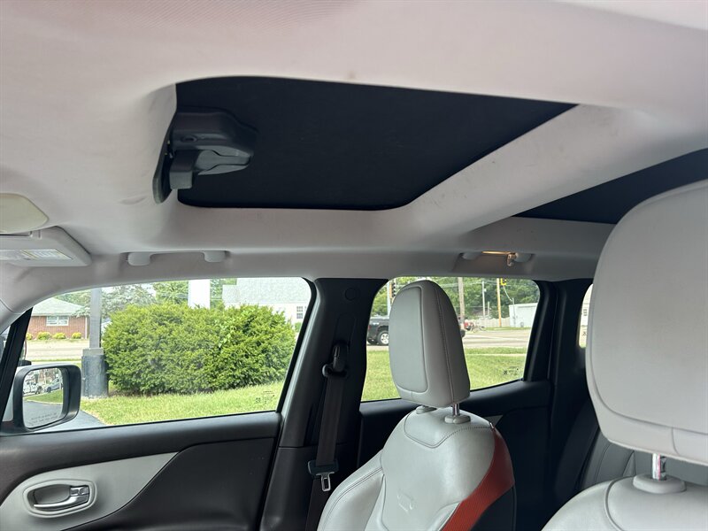 2015 Jeep Renegade Limited - Photo 9 - Fairview Heights, IL 62208