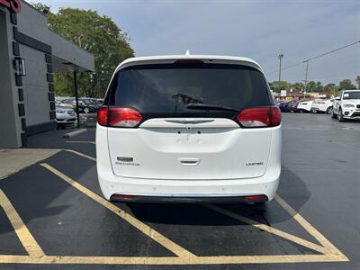 2017 Chrysler Pacifica Limited - Photo 7 - Fairview Heights, IL 62208