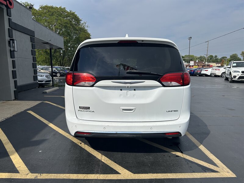2017 Chrysler Pacifica Limited - Photo 7 - Fairview Heights, IL 62208