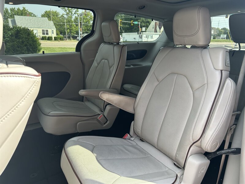 2017 Chrysler Pacifica Limited - Photo 10 - Fairview Heights, IL 62208