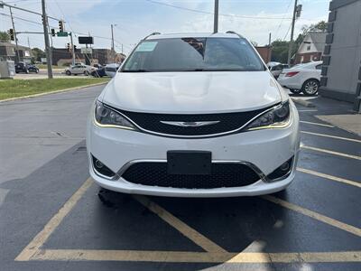 2017 Chrysler Pacifica Limited - Photo 6 - Fairview Heights, IL 62208