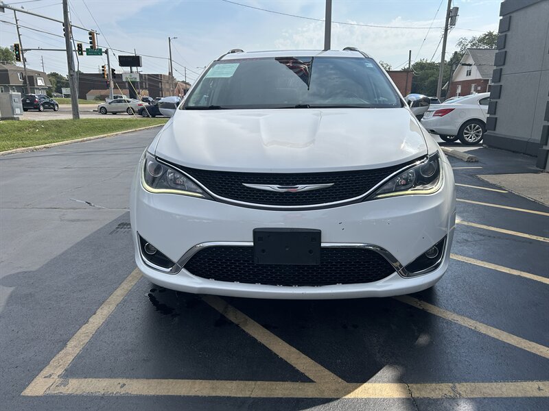 2017 Chrysler Pacifica Limited - Photo 6 - Fairview Heights, IL 62208