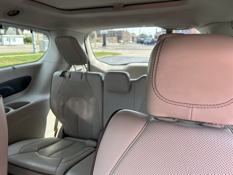 2017 Chrysler Pacifica Limited - Photo 9 - Fairview Heights, IL 62208