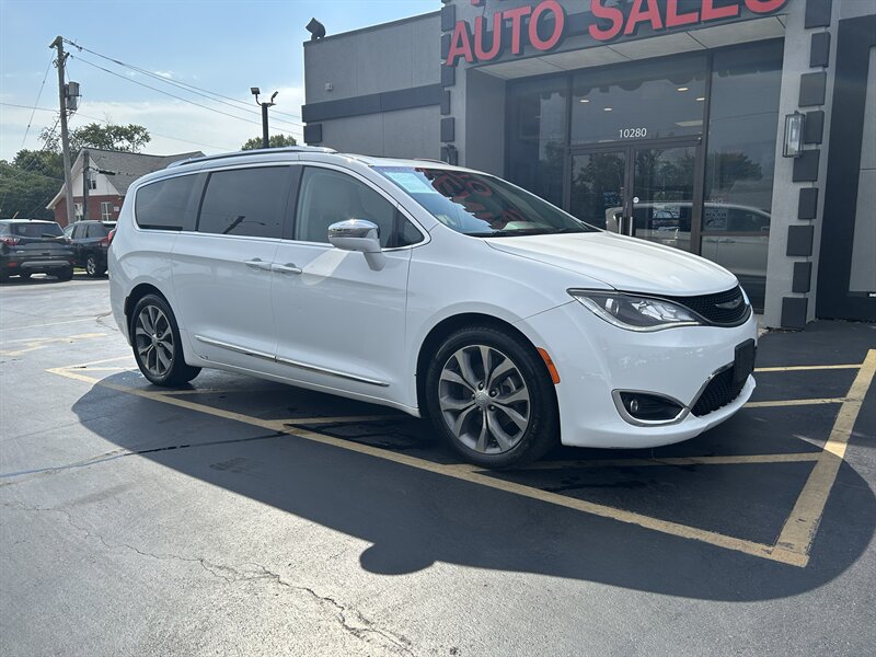 2017 Chrysler Pacifica Limited - Photo 2 - Fairview Heights, IL 62208