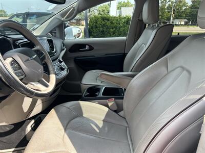 2017 Chrysler Pacifica Limited - Photo 8 - Fairview Heights, IL 62208