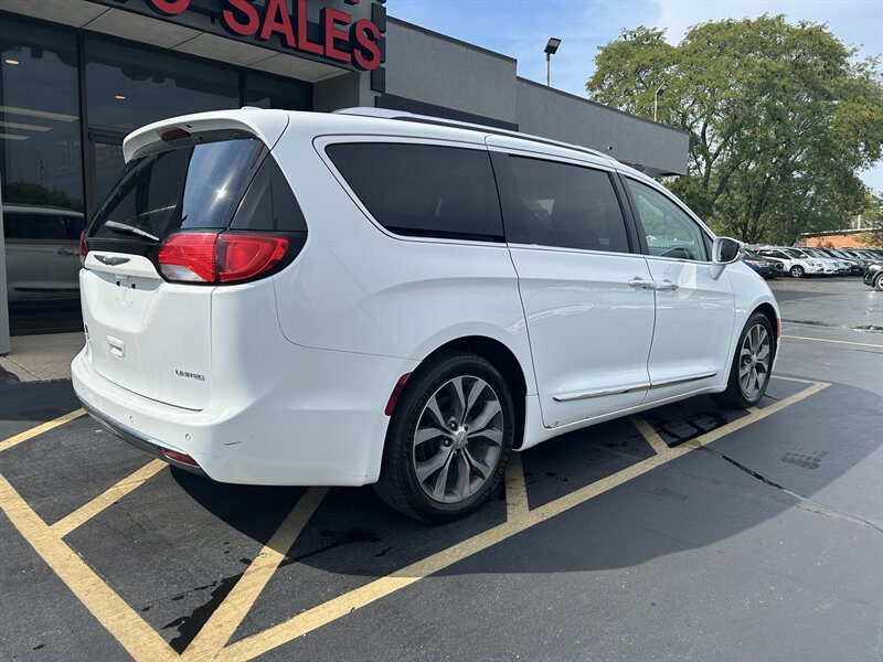 2017 Chrysler Pacifica Limited - Photo 4 - Fairview Heights, IL 62208