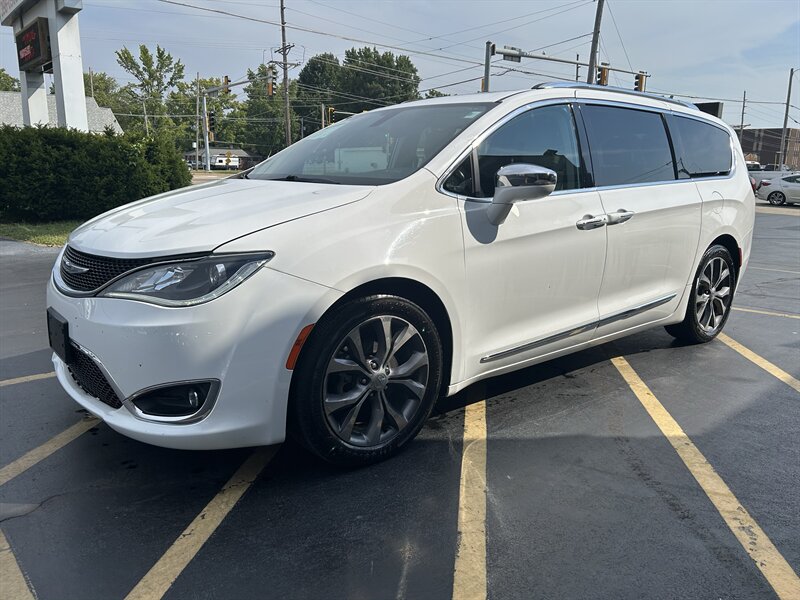 2017 Chrysler Pacifica Limited - Photo 3 - Fairview Heights, IL 62208