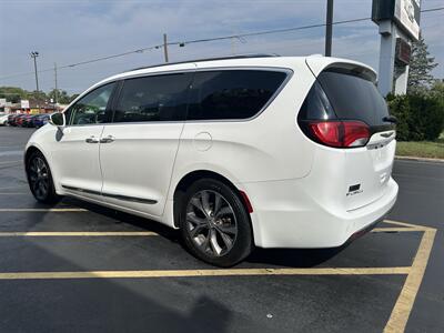 2017 Chrysler Pacifica Limited - Photo 5 - Fairview Heights, IL 62208