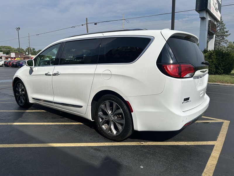2017 Chrysler Pacifica Limited - Photo 5 - Fairview Heights, IL 62208