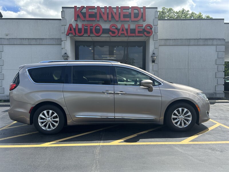 2018 Chrysler Pacifica Touring L   - Photo 1 - Fairview Heights, IL 62208
