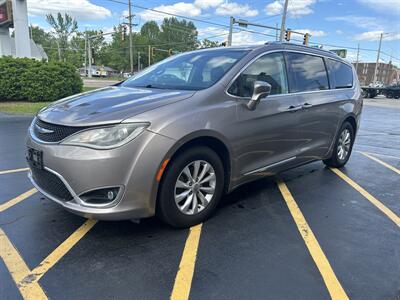 2018 Chrysler Pacifica Touring L   - Photo 3 - Fairview Heights, IL 62208