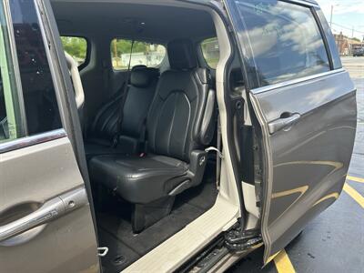 2018 Chrysler Pacifica Touring L   - Photo 9 - Fairview Heights, IL 62208