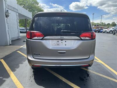 2018 Chrysler Pacifica Touring L   - Photo 7 - Fairview Heights, IL 62208