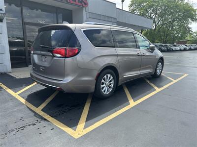 2018 Chrysler Pacifica Touring L   - Photo 4 - Fairview Heights, IL 62208