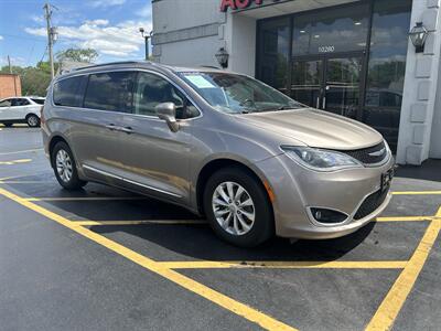 2018 Chrysler Pacifica Touring L   - Photo 2 - Fairview Heights, IL 62208