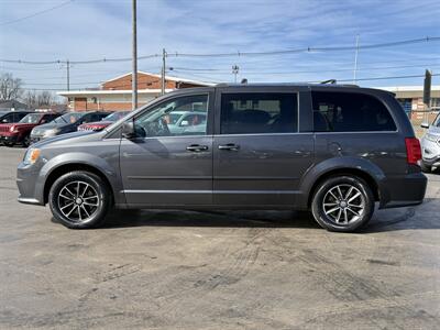 2017 Dodge Grand Caravan SXT - Photo 2 - Cahokia, IL 62206