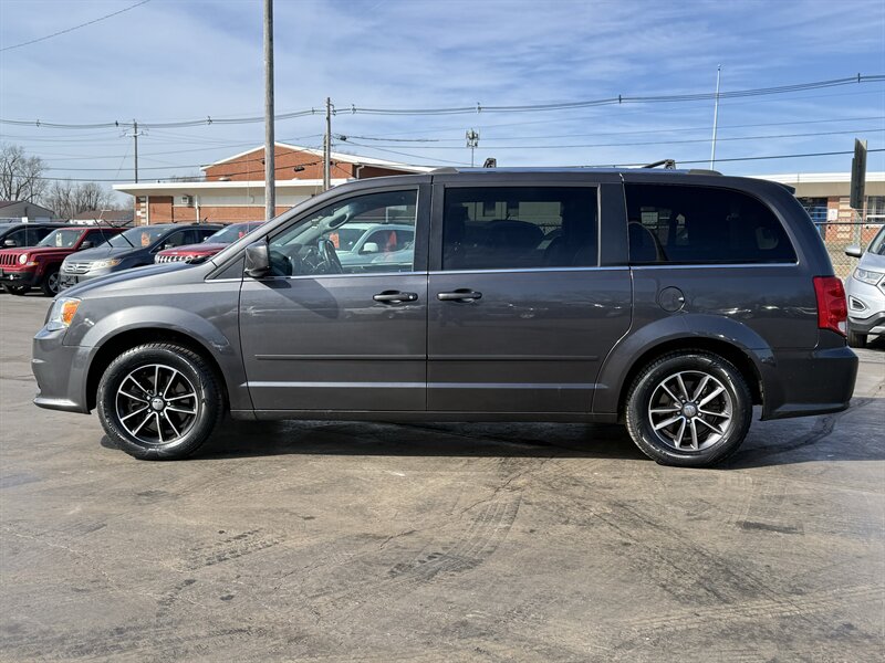 2017 Dodge Grand Caravan SXT - Photo 2 - Cahokia, IL 62206