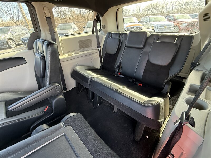 2017 Dodge Grand Caravan SXT - Photo 11 - Cahokia, IL 62206