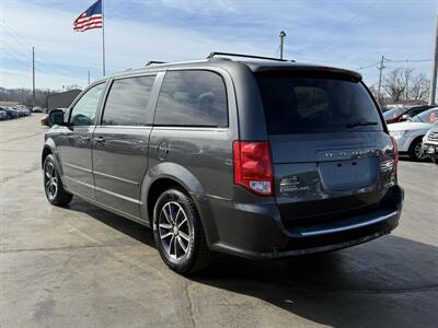 2017 Dodge Grand Caravan SXT - Photo 3 - Cahokia, IL 62206