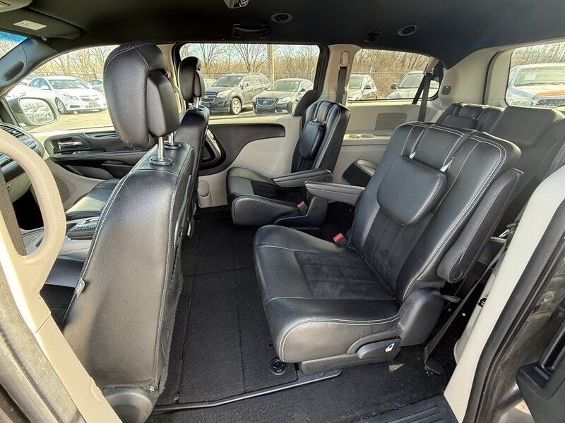 2017 Dodge Grand Caravan SXT - Photo 10 - Cahokia, IL 62206