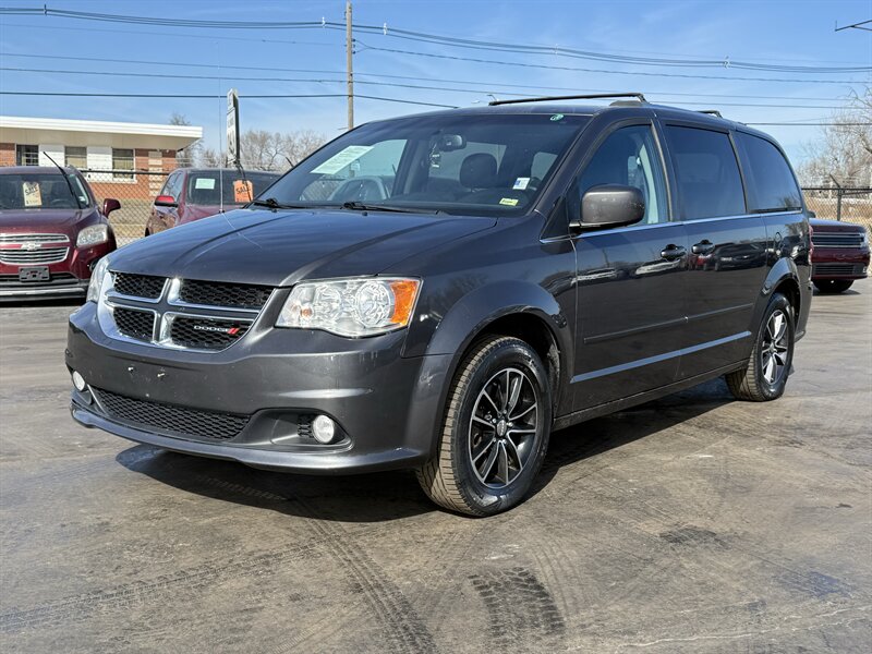 2017 Dodge Grand Caravan SXT   - Photo 1 - Cahokia, IL 62206