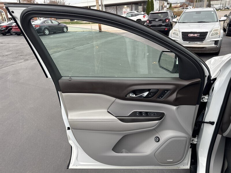 2017 GMC Acadia SLT-2 - Photo 25 - Millstadt, IL 62260