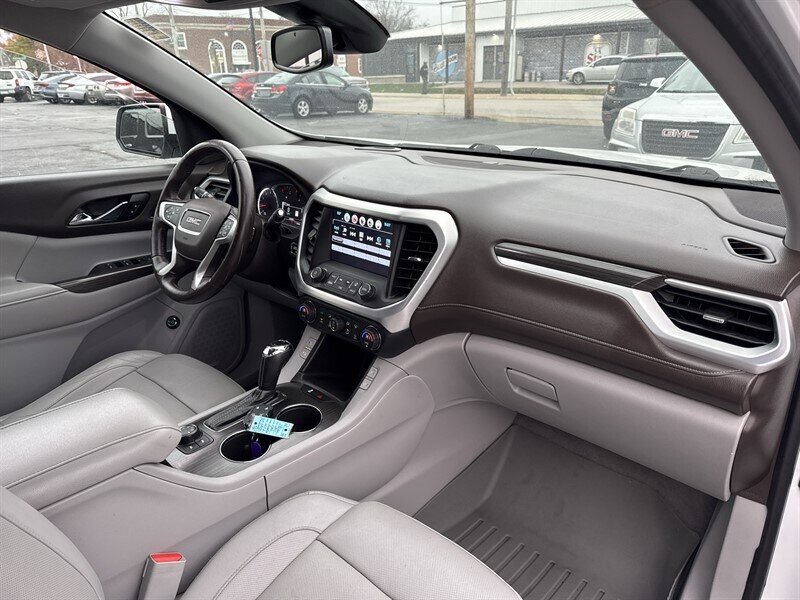 2017 GMC Acadia SLT-2 - Photo 11 - Millstadt, IL 62260