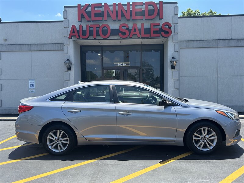 2016 Hyundai SONATA SE - Photo 1 - Fairview Heights, IL 62208