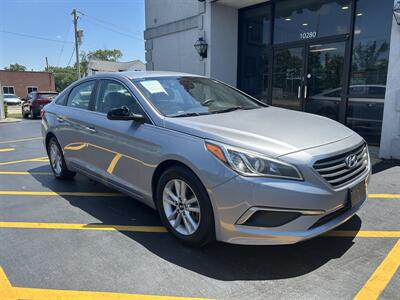 2016 Hyundai SONATA SE   - Photo 2 - Fairview Heights, IL 62208