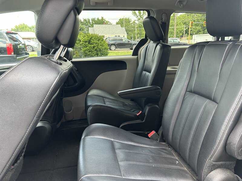 2014 Chrysler Town & Country Touring - Photo 9 - Fairview Heights, IL 62208