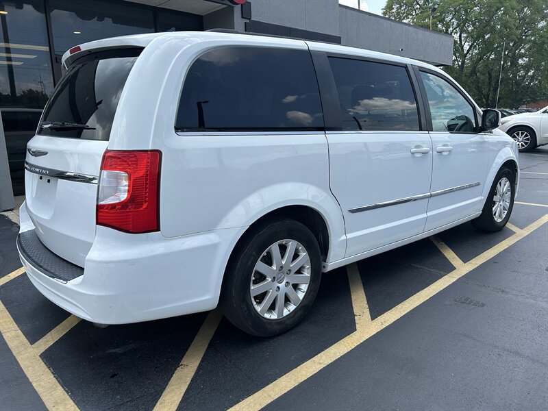 2014 Chrysler Town & Country Touring - Photo 4 - Fairview Heights, IL 62208