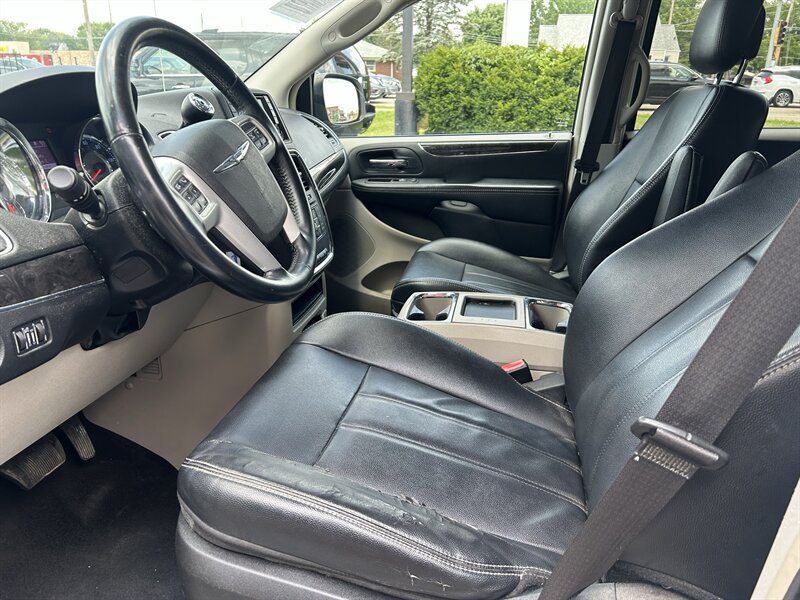2014 Chrysler Town & Country Touring - Photo 8 - Fairview Heights, IL 62208