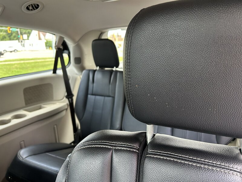 2014 Chrysler Town & Country Touring - Photo 10 - Fairview Heights, IL 62208