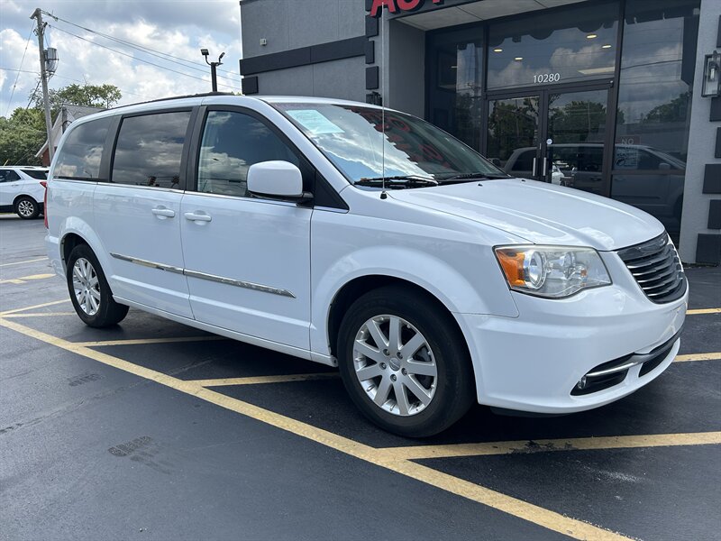 2014 Chrysler Town & Country Touring - Photo 2 - Fairview Heights, IL 62208